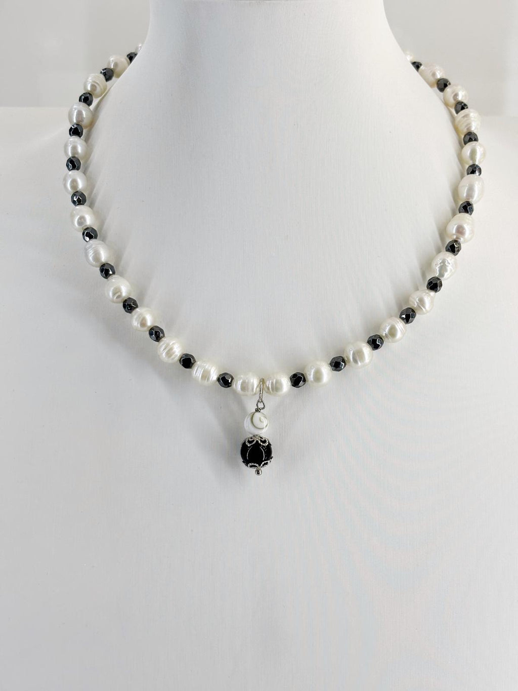 Collana Bianco Amuleto